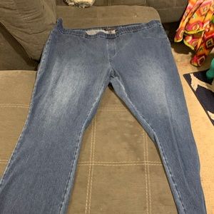 Isaac mizrahi sz 28 pull on jeans. Bootcut style